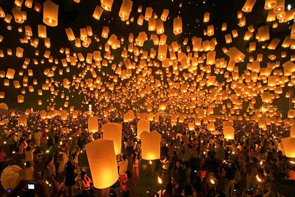 Nếu du khách đi du lịch Hồng Kông vào tháng 7 âm lịch thì hãy tham gia ngay vào Tiết Thất Tịch nơi đây.