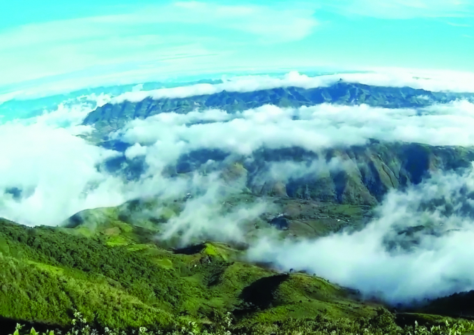 Du khách ở xa có thể đi máy bay đến Nội Bài rồi thuê xe đưa đón đi Yên Bái