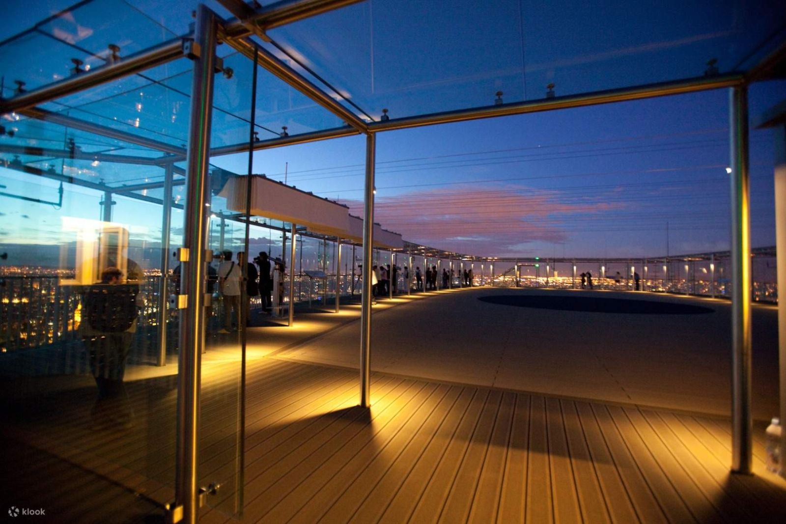 Tháp Eiffel là công trình nổi tiếng cũng như là biểu tượng của Paris.