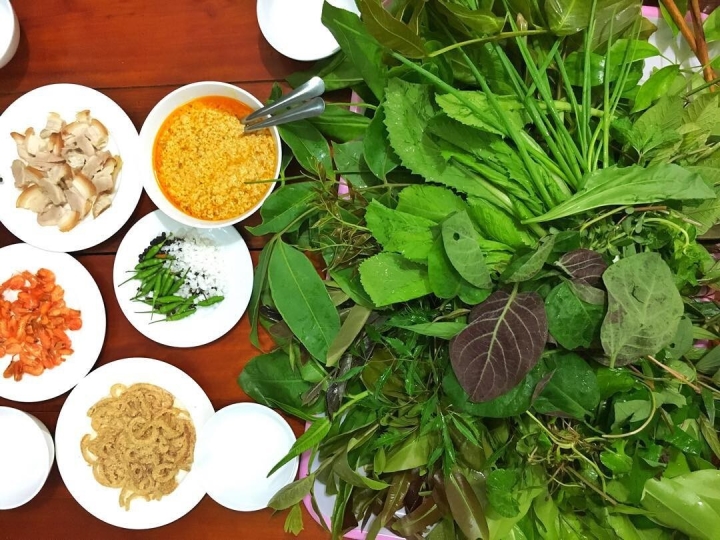 Gỏi rau lá rừng có sự kết hợp của hơn 50 loại lá, rau tạo nên hương vị đặc trưng của núi rừng