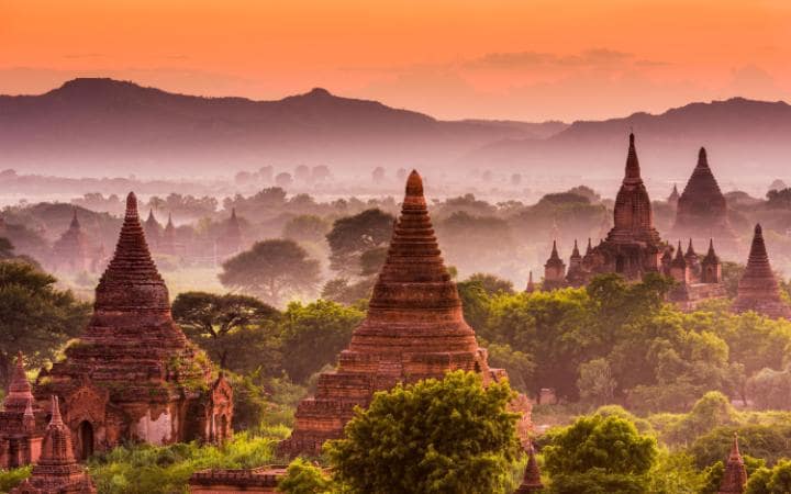 Từ Việt Nam bạn có thể khởi hành từ sân bay Nội Bài, Đà Nẵng và Tân Sơn Nhất để đi Myanmar