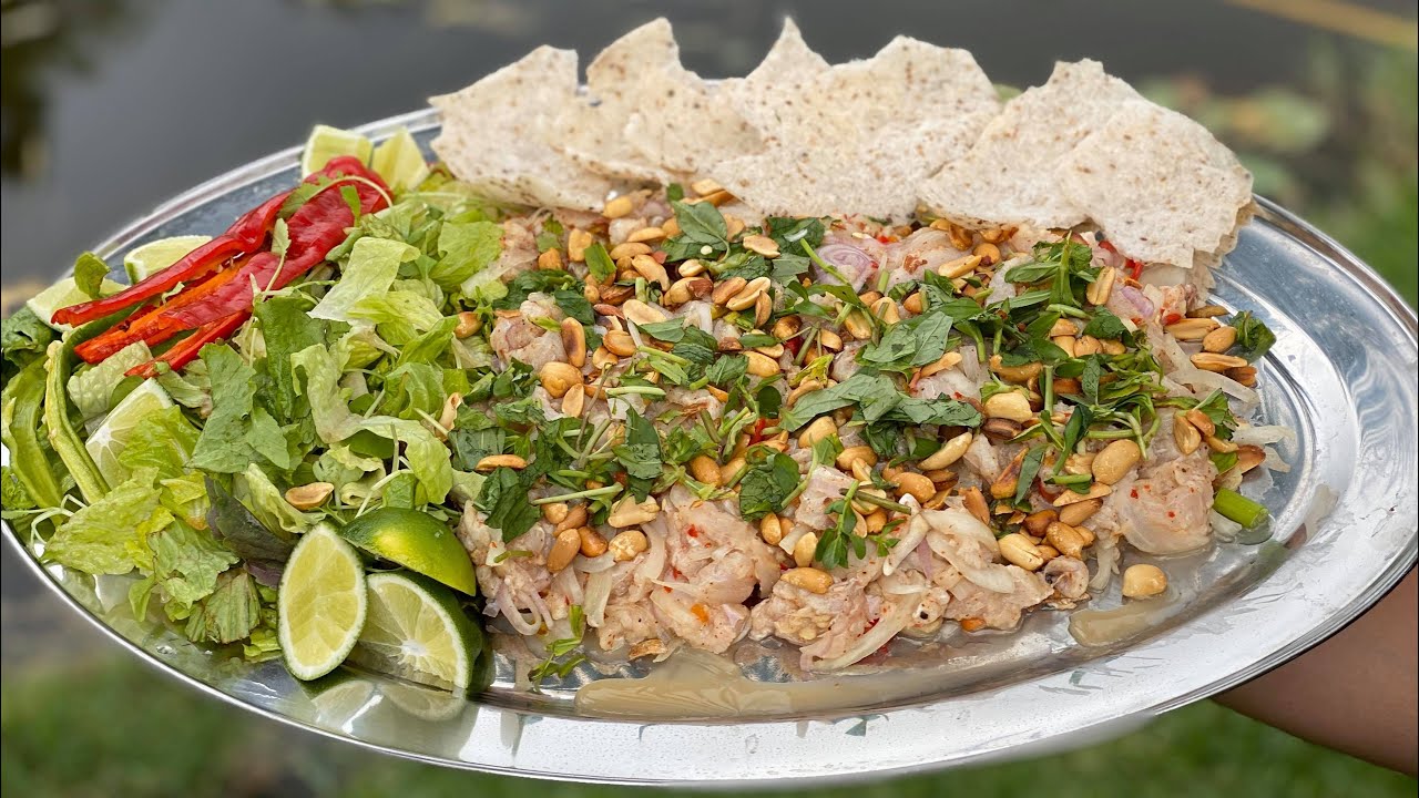 Hương vị tươi ngon của gỏi cá nhám gây nhớ thương cho biết bao du khách khi đặt chân đến đây