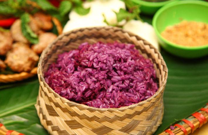 Xôi tím là một trong những đặc sản nổi tiếng không thể bỏ qua khi đến Lai Châu