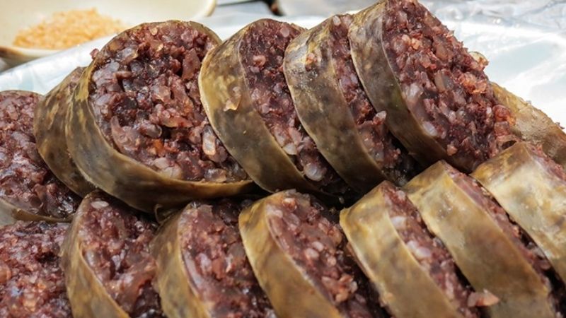 Lòng lợn nhồi gạo nếp còn được người dân địa phương gọi với tên là tùng càng nhảng