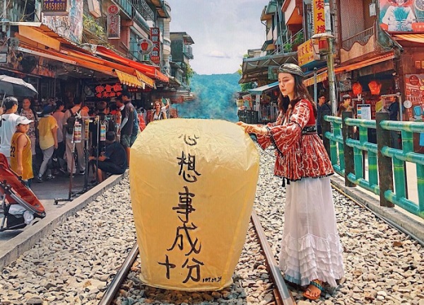 Thả đèn trời cầu may ở phố cổ Thập Phần là trải nghiệm thú vị