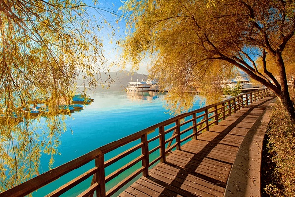 Hồ Nhật Nguyệt là điểm đến thu hút du khách khi du lịch Đài Loan