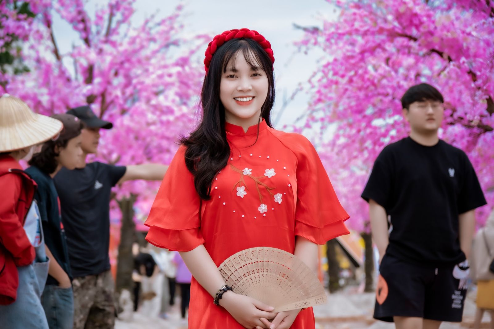 Khách tham quan đến với thành phố biển vào ngày Tết sẽ cảm nhận rõ sắc xuân và sự nhộn nhịp của con đường hoa Bạch Đằng