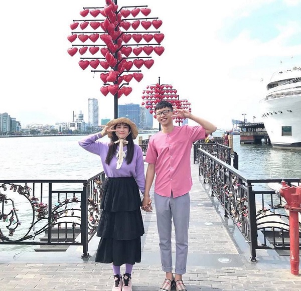 Cầu khóa tình yêu là địa điểm check in lý tưởng cho các cặp đôi khi du lịch Đà Nẵng