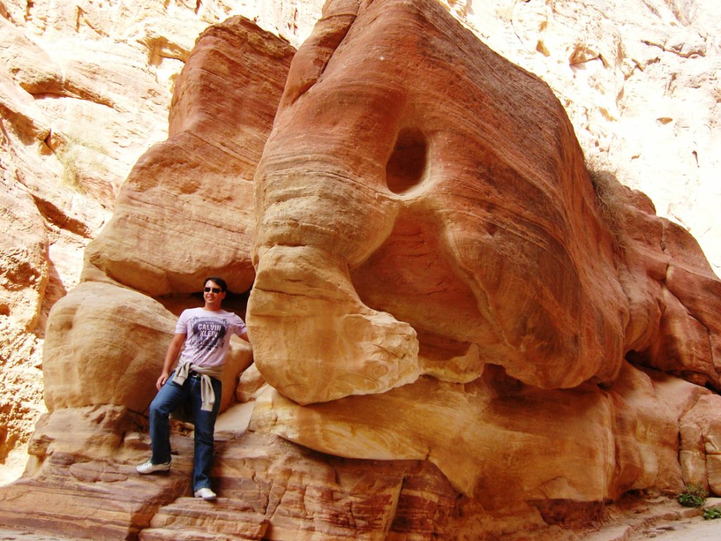 Hình thù của dốc đá này tựa những con rồng đang nằm sát nhau trông rất kỳ bí