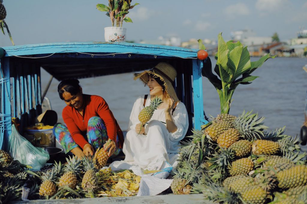 Ghé thăm chợ nổi là một trải nghiệm thú vị không thể bỏ qua trong chuyến du lịch miền quê sông nước