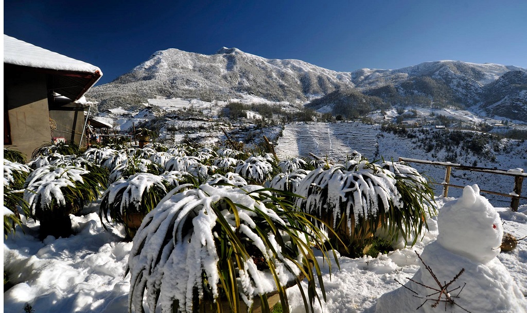 Đứng từ núi Hàm Rồng, du khách có thể nhìn được trọn vẹn khung cảnh thơ mộng của “thị trấn sương mù”