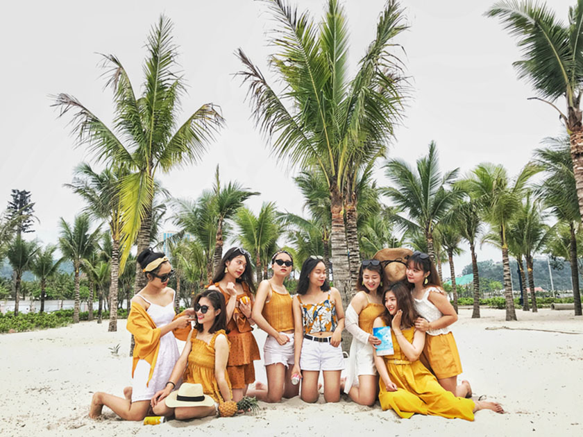 Bãi Cháy là một bãi tắm nhân tạo sở hữu đường bờ biển dài gần 1000m