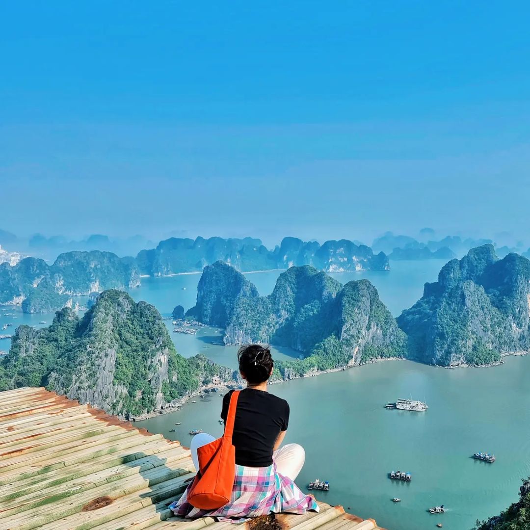 Núi Bài Thơ là một trong những điểm du lịch hấp dẫn không thể bỏ qua tại Quảng Ninh