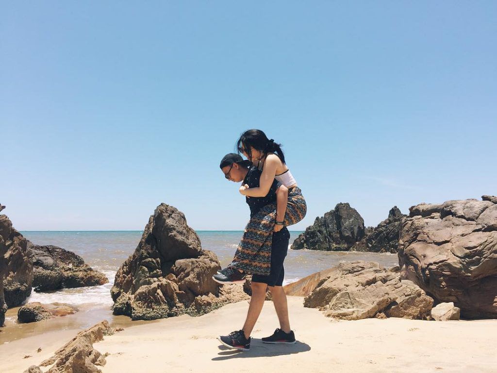 Do chịu sự tác động của thiên nhiên, những phiến đá tại bãi Đá Nhảy càng trở nên đa dạng với nhiều hình thú khác nhau