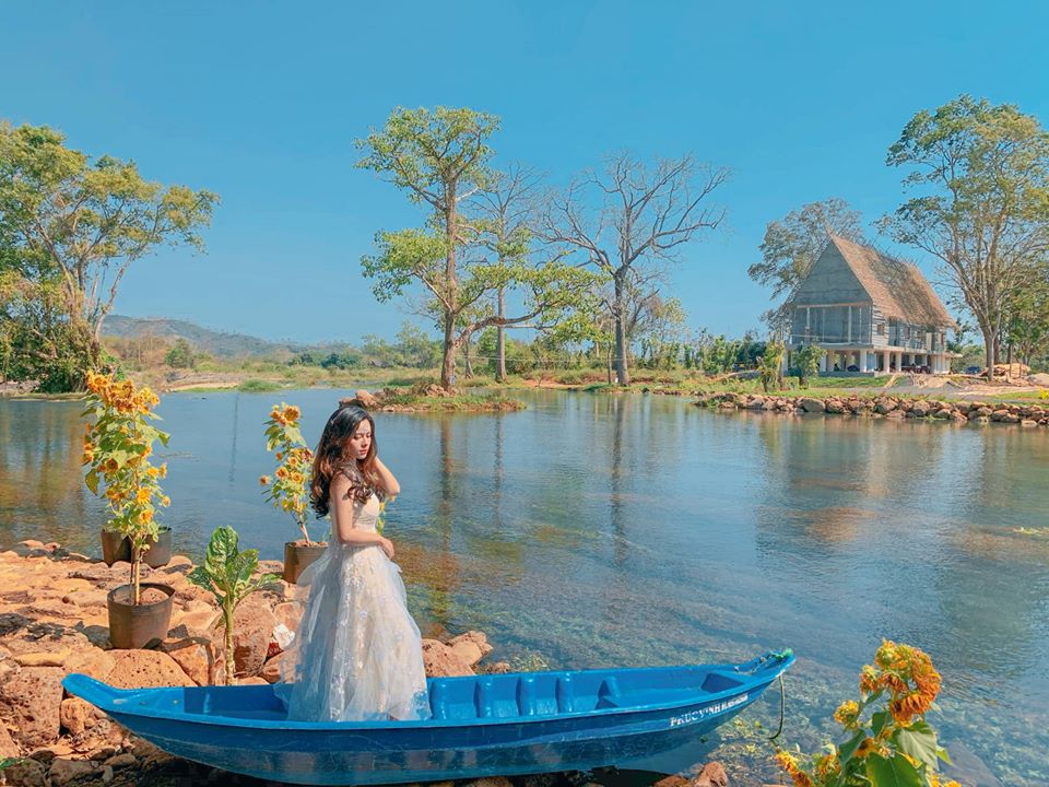 Không chỉ nổi tiếng là “thủ phủ cà phê”, Buôn Mê Thuột còn được người ta nghĩ tới hình ảnh của những nếp nhà rông