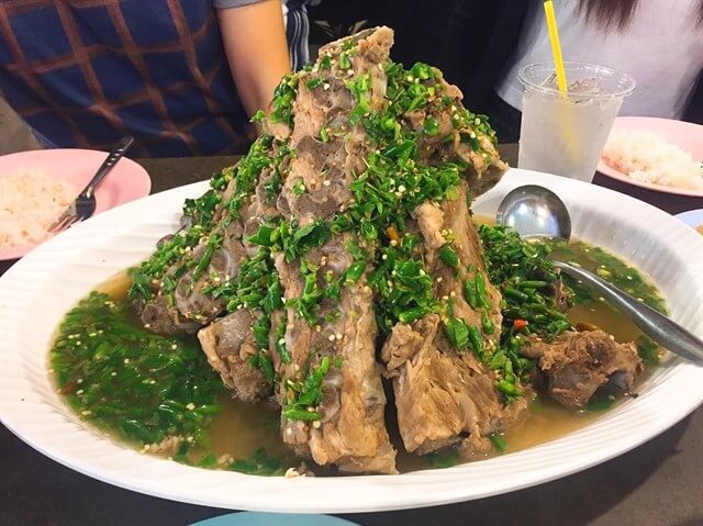 Độ mềm của thịt sườn quyện lẫn với vị cay nồng của ớt cùng rau thơm đem lại một trải nghiệm thú vị cho vị giác