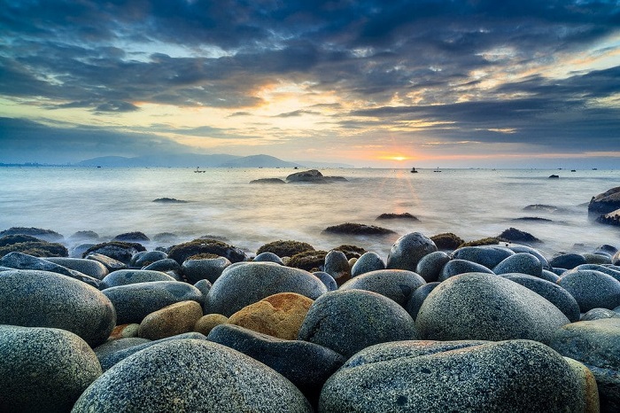 Bãi đá tròn được xem là bãi tắm độc đáo nhất Quảng Ninh mà du khách không nên bỏ qua