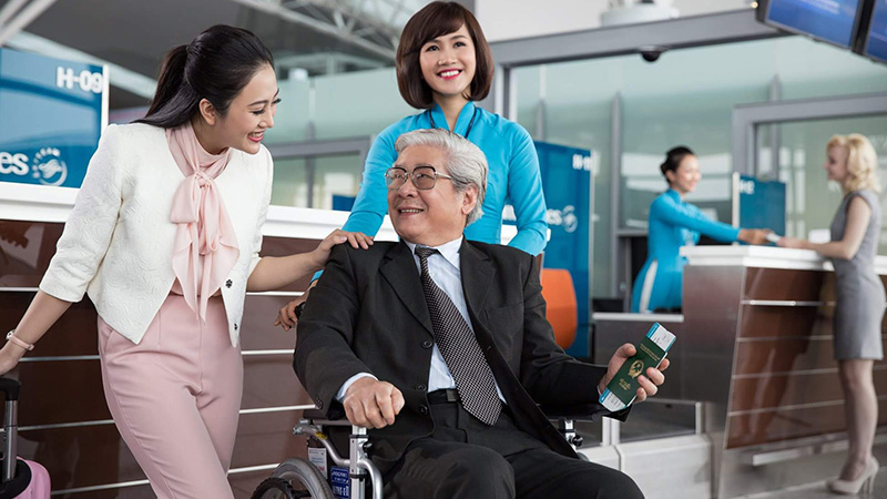Người già tham gia chặng bay
