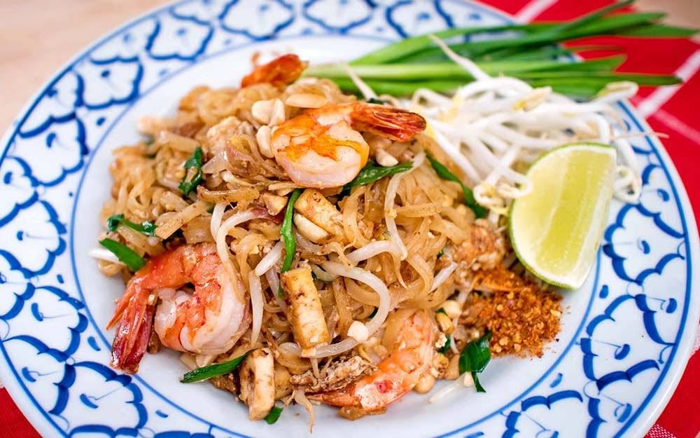 Pad Thai được chế biến từ đa dạng các nguyên liệu