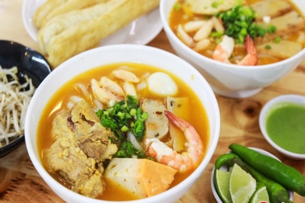 Bánh canh là món đặc sản của phố cổ được nhiều thực khách yêu thích