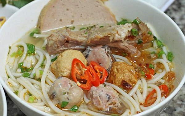 Bún mọc là sự kết hợp tuyệt vời của sợi bún trắng cùng những viên mọc giòn dai thơm ngon