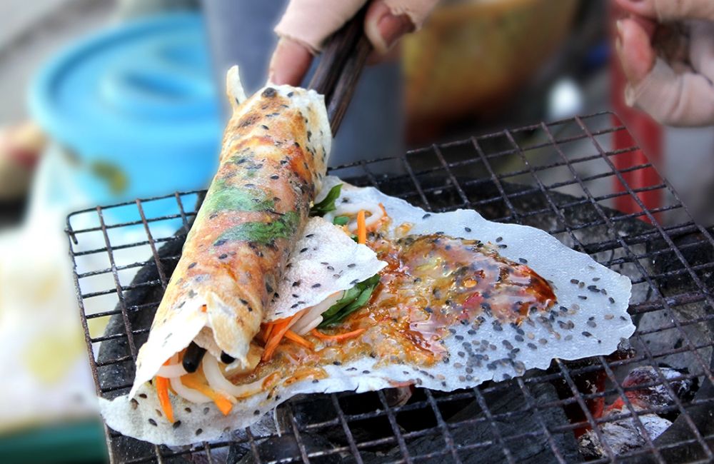 Bánh tráng mắm ruốc gồm nhiều topping như mỡ hành, mắm ruốc