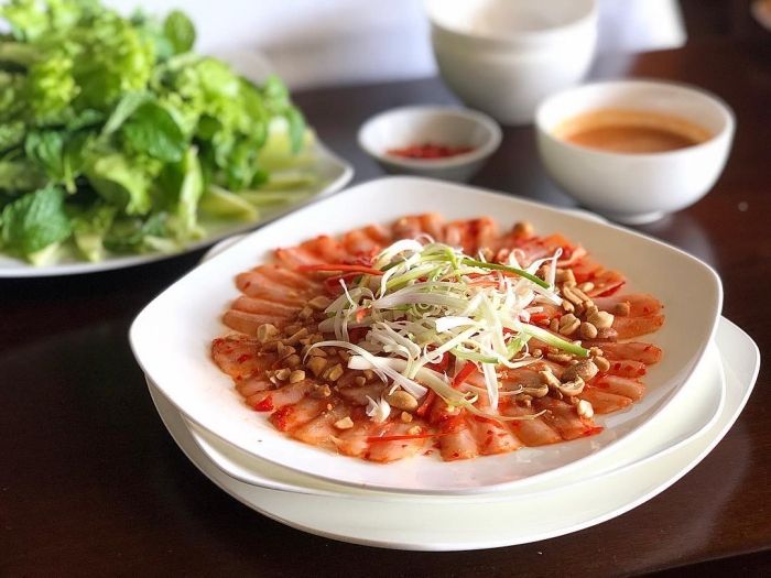 Phần cá mai được thái lát mỏng ướp cùng các loại gia vị đậm đà