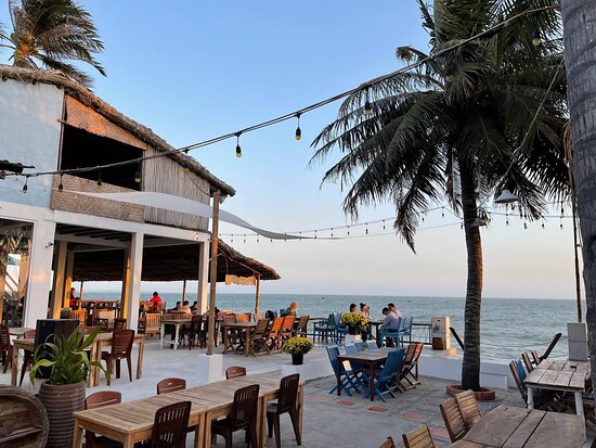 Thưởng thức món ăn tại nhà hàng Deja Vu