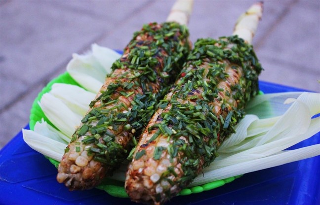 Bắp nướng mắm nêm là món ăn vặt thu hút giới trẻ thưởng thức 