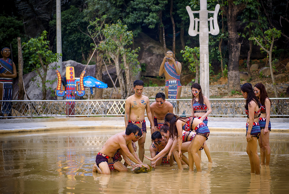 Đấu trường bùn là khu vui chơi hấp dẫn với nhiều du khách