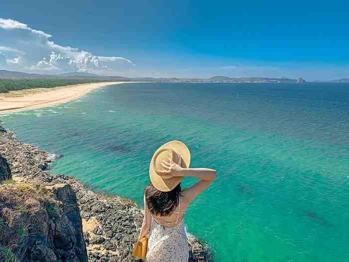 Biển Rạng gây ấn tượng với du khách bởi vẻ đẹp hoang sơ