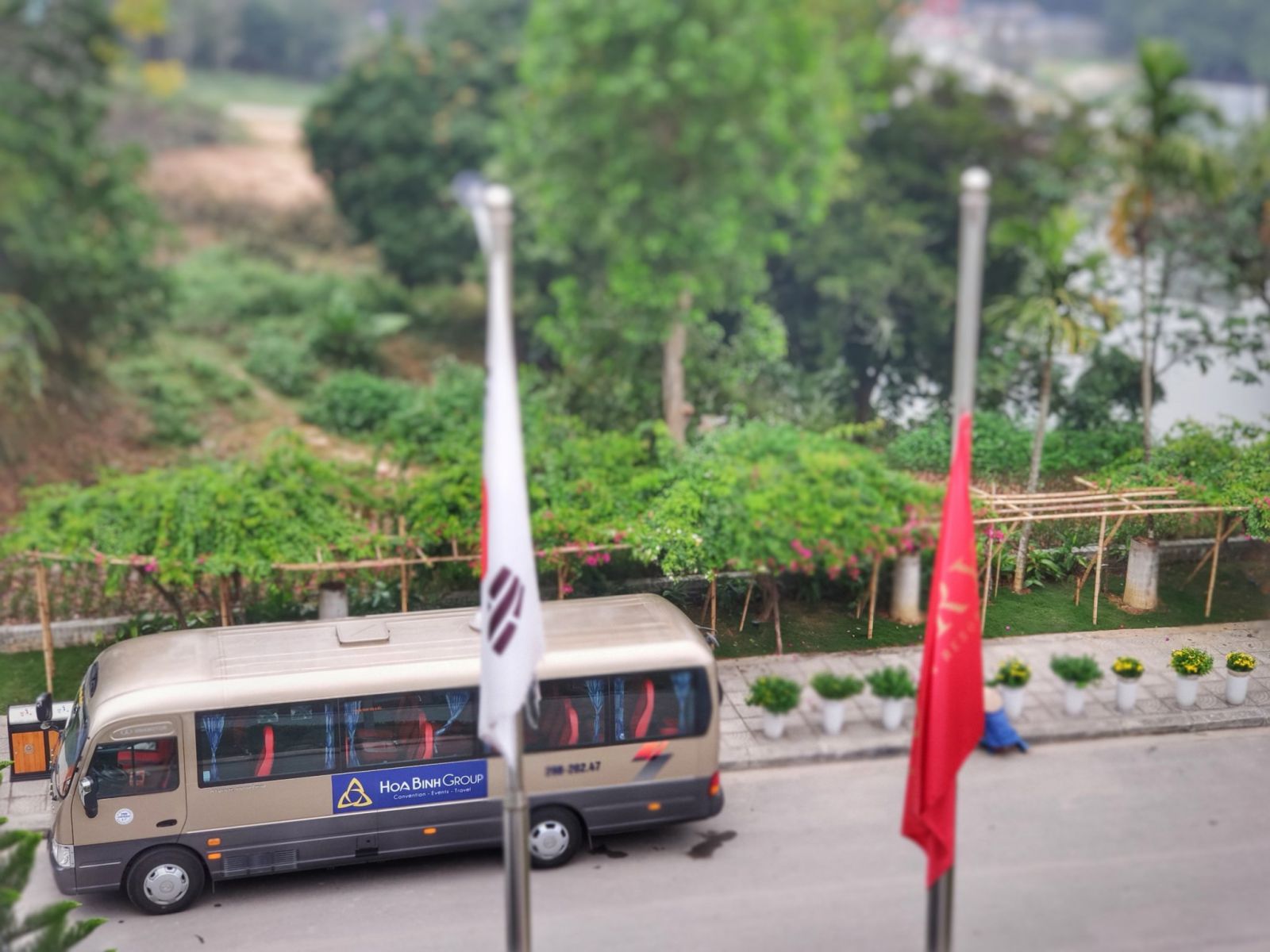 HoaBinh Airlines còn cung cấp xe đưa đón 2 chiều phục vụ hành khách có nhu cầu di chuyển gấp hoặc di chuyển xa