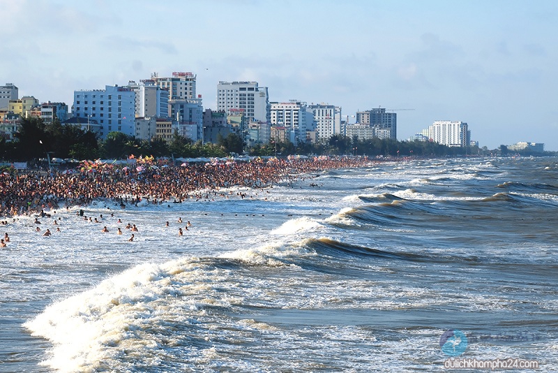 Biển Sầm Sơn rất đông du khách