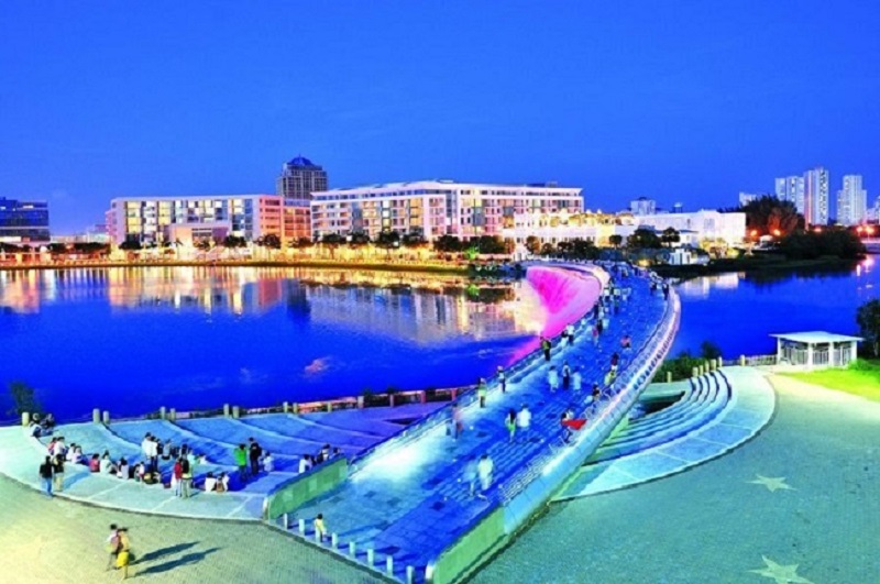 Cầu ánh sao có chiều dài hơn 170m, rộng 8,5m và thiết kế giống hình mặt trăng