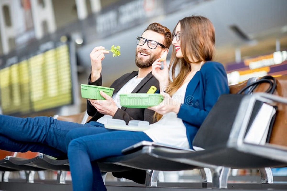 Hành khách ăn uống sau khi đã hoàn thành thủ tục check-in