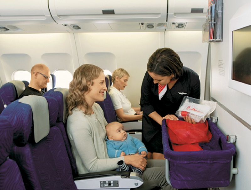 Các tiếp viên hàng không luôn hỗ trợ bạn nhiệt tình khi cần nước nóng pha sữa cho bé