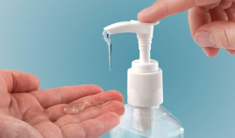 Khử khuẩn bằng dung dịch khi tiếp xúc với các bề mặt vật thể và hạn chế sờ tay lên mắt, mũi, miệng, mặt trong suốt hành trình bay