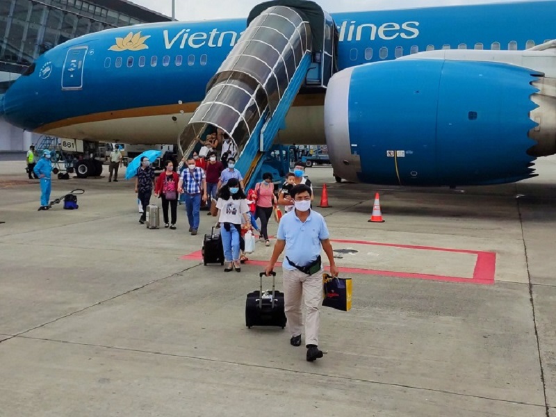 Hình ảnh hành khách Vietnam Airlines xuống máy bay