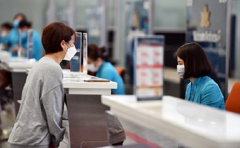 Mua vé máy bay trực tiếp với hãng hoặc thông qua các đại lý ủy quyền để được xử lý nhanh gọn