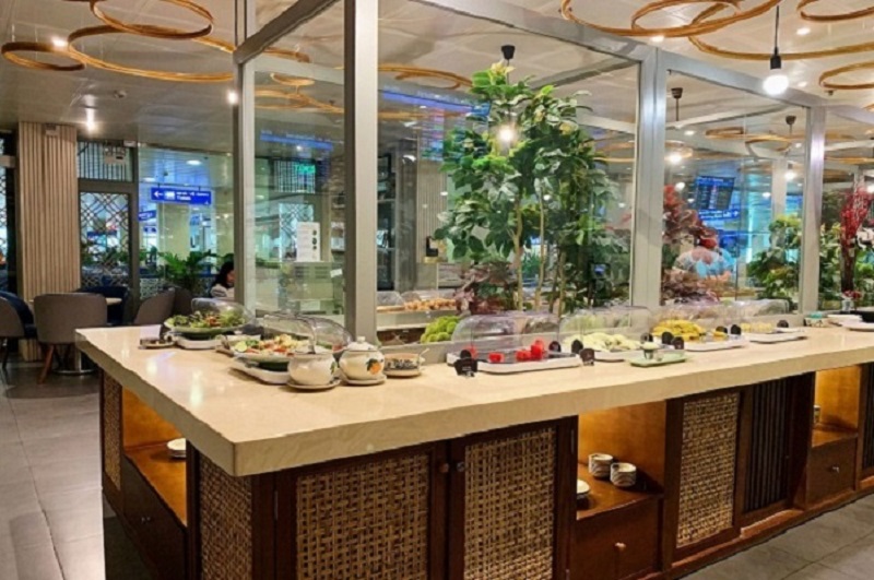 Phòng chờ cung cấp các món ăn đa dạng, đồ uống phong phú, xen lẫn tinh hoa ẩm thực của Âu và Á