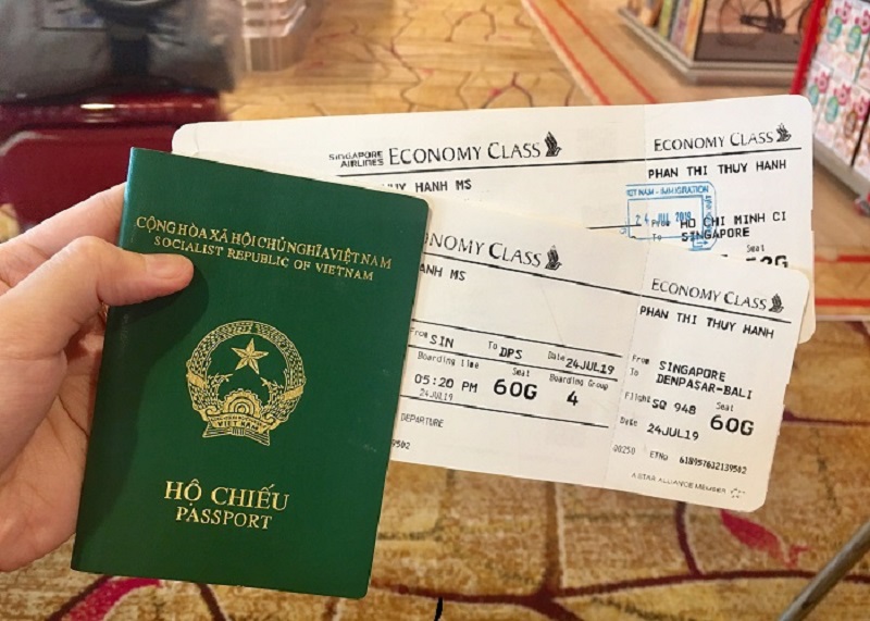 Hộ chiếu và vé máy bay dùng để đi Singapore
