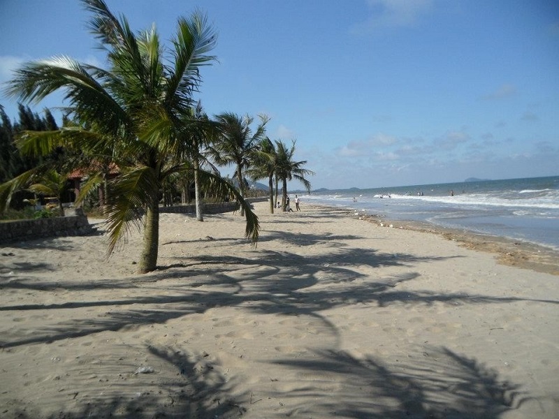 Bãi biển Hải Tiến trải dài cùng những triền cát trắng mịn