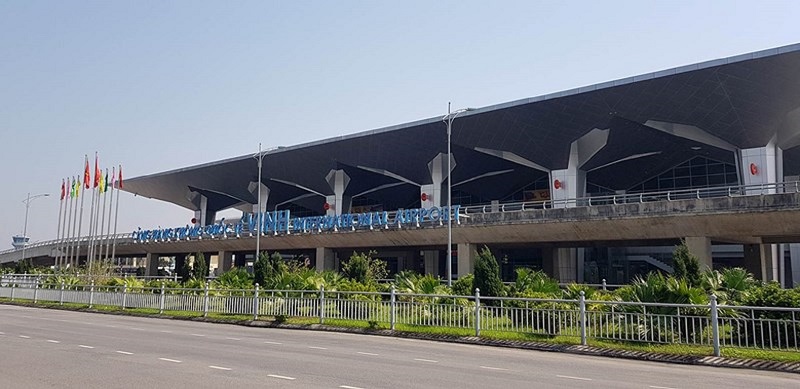 Sân bay Vinh tại xã Nghi Liên cách trung tâm thành phố 6km