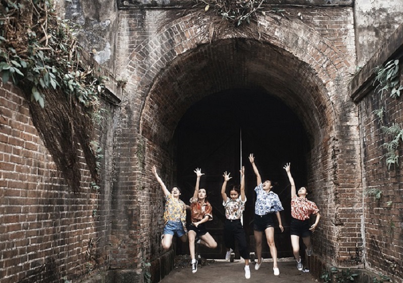 Du khách lưu giữ kỷ niệm tại Thành Cổ